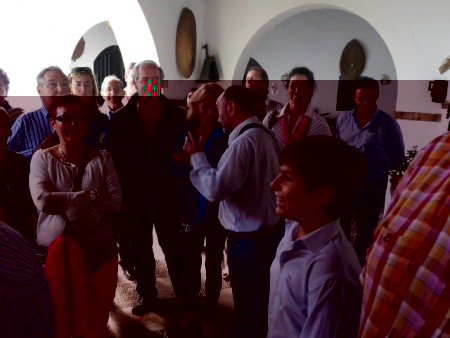 El Grupo a la entrada de las Bodegas, con mi ninio en primer plano