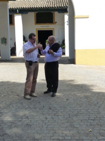 Dos amantes del vino cambiando impresiones: Julián y Gabi