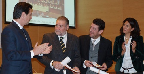 Eugenio de Quesada y Su socio, Tras recibir la condecoración, reciben el aplauso del Ministro de Industria, Energía y Turismo, José Manuel Soria, y de la Secretaría de Estado de Turismo, Isabel Borrego.