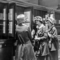 Mujeres filatelistas de los años 20 Smithsonian Institution Archive OkOk.jpg