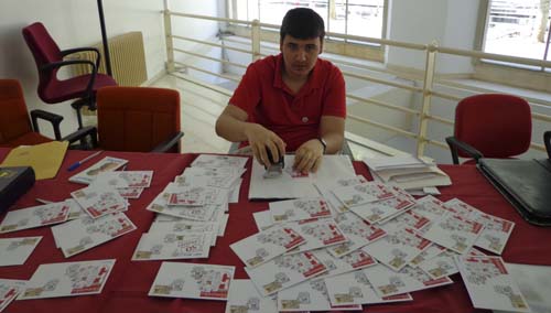 Bruno practicando el arte de matasellar