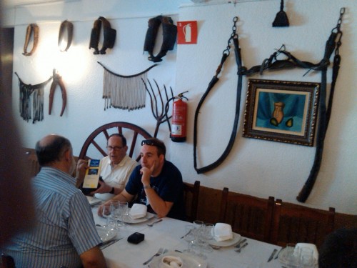 23 de junio en el Mesón de Chinchilla.F. Romera y Antonio hablando con Alfareva