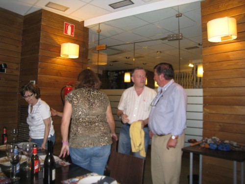 IMG_2474. Cena del viernes. Algunos llegan tarde 2. Baja.jpg
