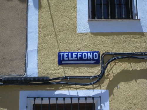 IMG_2521. Chinchilla. Letrero Telefono. Baja.jpg
