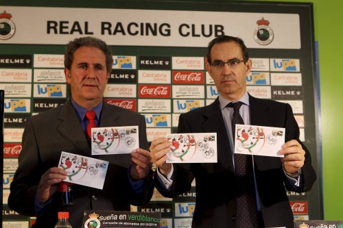 El jefe del área de Filatelia de Correos, Alvaro García, y el presidente de la Federación Filatélica de Cantabria, José Antonio Gutiérrez, presentaron este lunes el timbre./ Foto: Sane