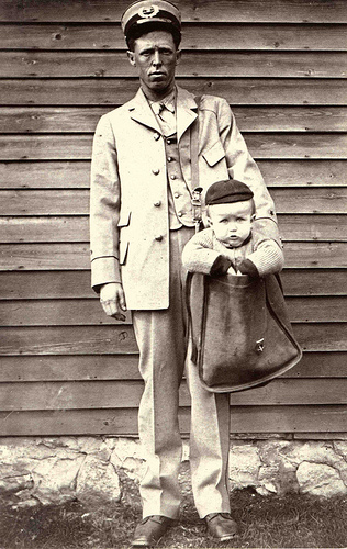 Cartero con niño.jpg