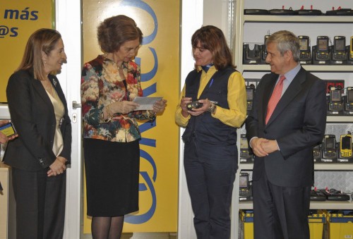 2014-02-03. Visita Reina Doña Sofía. Fotografía. Doña Sofía lee el telegrama de los empleados de Correos. Baja.JPG