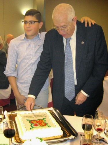 Foto Homenaje Aranaz con hijo y tarta.jpg