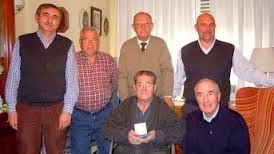 Ernesto Pérez Briz con la Junta Directiva de la Sociedad Filatélica GGaditana.jpg