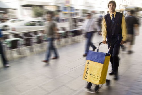 2014_09_02__NP_CORREOS_reduce_casi_un_10%_la_siniestralidad_en_el_primer_semestre_2014. Imagen Cartero_fondo_difuminado. Baja.jpg