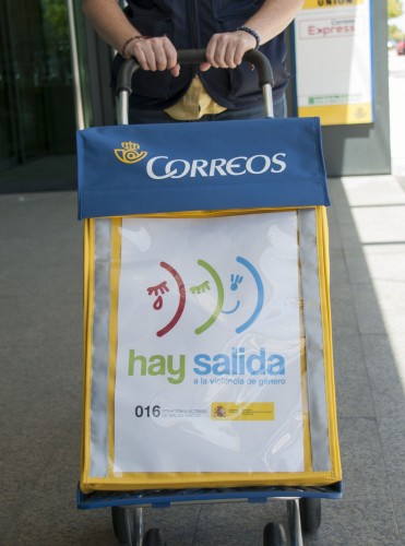 2014-09-17. NP. Correos apoya campaña violencia de género con sus carros de reparto. Imagen. Carro con publicidad contra violencia genero. Baja.jpg