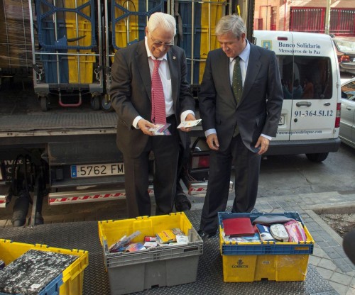 2014-09-23. NP. Correos entrega más de 20,6 toneladas de material escolar a Mensajeros de la Paz. Imagen. Baja.jpg