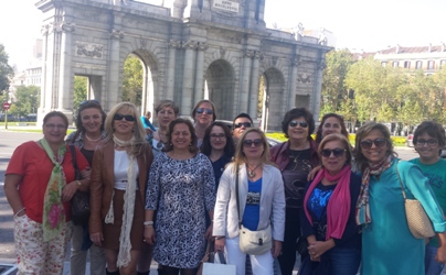XConvenciónAfinet Apas ante la Puerta de Alcalá ok.jpg