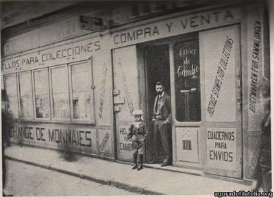 El niño Manuel Gálvez, en 1881, junto a la puerta de la Casa <br />Gálvez, que regentaba en Madrid su padre, Miguel Gálvez.