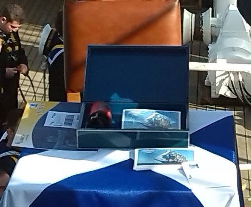 Caja con el matasellos y tarjetas
