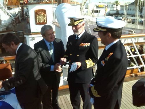 Satisfacción del Almirante, junto al Comandante