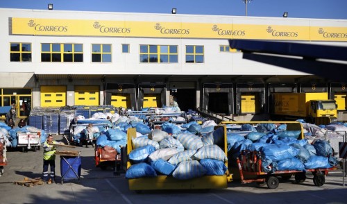 Paquetes a la intemperie en Barajas, el 5 de enero.