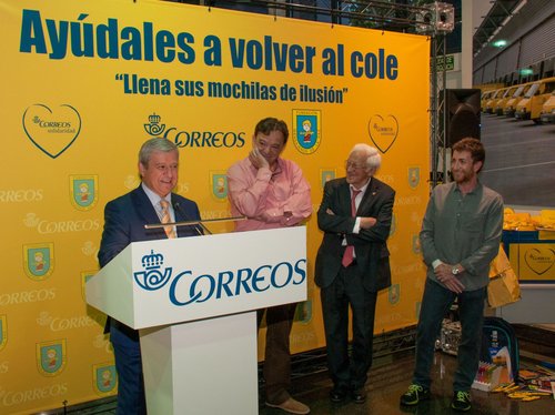 2015-09-07. NP_CORREOS_recoge_material_escolar_para_Mensajeros_de_la_Paz_en_toda_Espaýa. Imagen. Baja.jpg