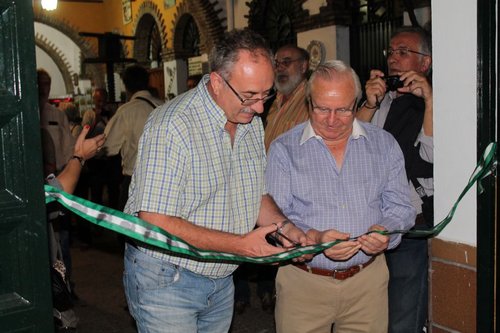 Nuestro Presidente da por inaugurada la XI Convención (....y franquea la entrada a la bodega)