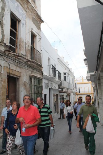 Callejeando por Chiclana (el señor de verde no es del grupo)