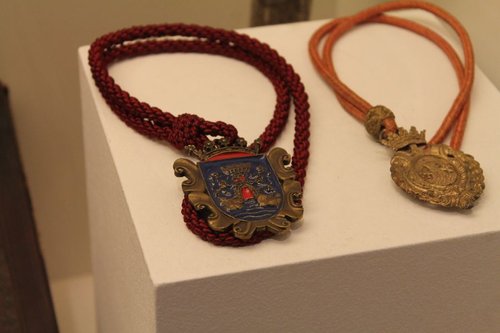 Escudo de Chiclana en una medalla