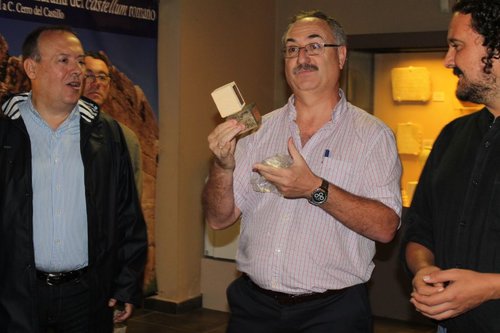 El Presi mostrando el presente recibido del Alcalde
