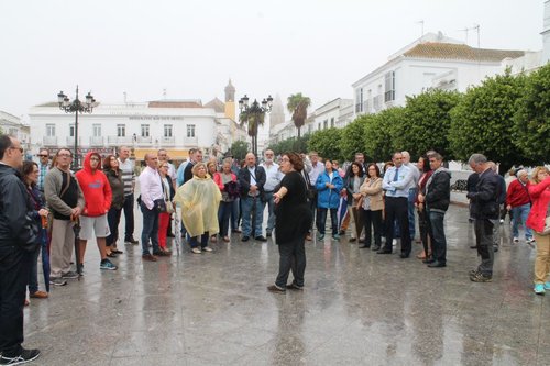 En la plaza del Ayuntamiento...escuchando a la Sra. Guía (Mª. Jesús)