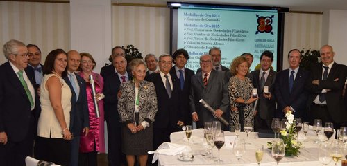 Foto de familia de todos los galardonados con las autoridades que presidieron el acto
