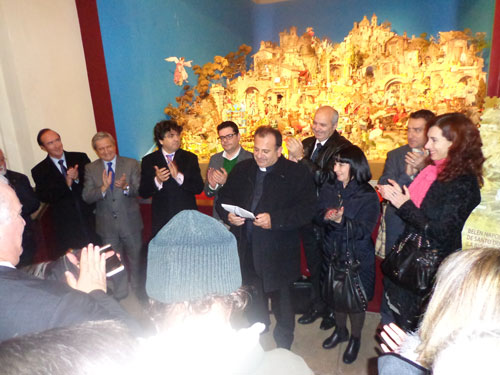 Autoridades presentando el sello, junto al párroco de la Catedral.