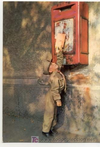 Bonita postal. Simpatico niño militar intentando echar una carta en el buzon de correos.jpg