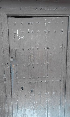 Alcala de Henares. Calle de San Juan. Buzon en puerta. 2016-01-29. Baja.jpg