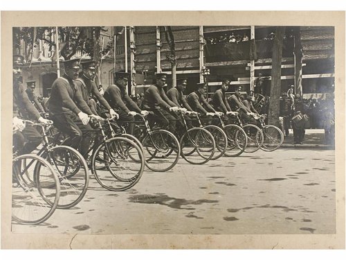 1920 FOTOGRAFÍA DE CICLISTAS REPARTIDORES DE CORREOS. 24,5 x 39 cm. Gelatina de plata montada sobre cartón. La Fotografía está tomada en el Paseo de Gracia con la fachada del edificio del nº 72 en construcción..jpg