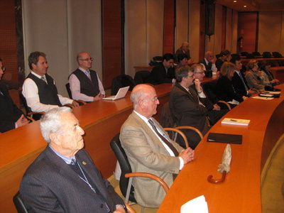 Algunos de los asistentes al acto público, entre los que se encuentra, en el centro de la foto, el nuevo Presidente de Afinet.