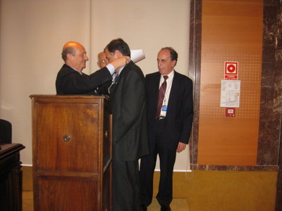 El Presidente de la Academia, Ramón Cortés de Haro, imponiendo la medalla al nuevo Académico de Número Juan Manuel Cerrato García.