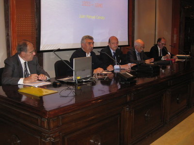 Mesa presidencial del acto público de lectura de discurso de ingreso de Juan Manuel Cerrato García.