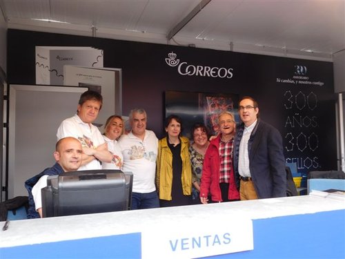 Muerte de Miguel Ángel Cisneros. 2016-06-26. Foto en la Feria Nacional del Sello del año 2016. Primero de pie por la izquierda.jpg