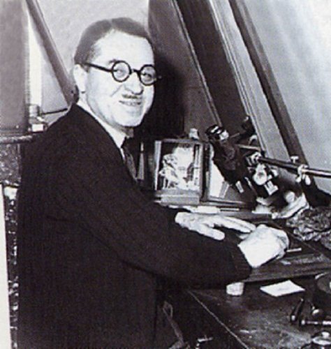 Jules Piel en su mesa de trabajo.