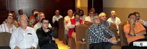 Todos emocionados, Xiscom, Julian, luchomaxi y LuisPerez detras, a la derecha Desde el fondo fardutti, reigminor, Charlie, Rai, PedroRovira, y el del polo Naranja creo era Josean??